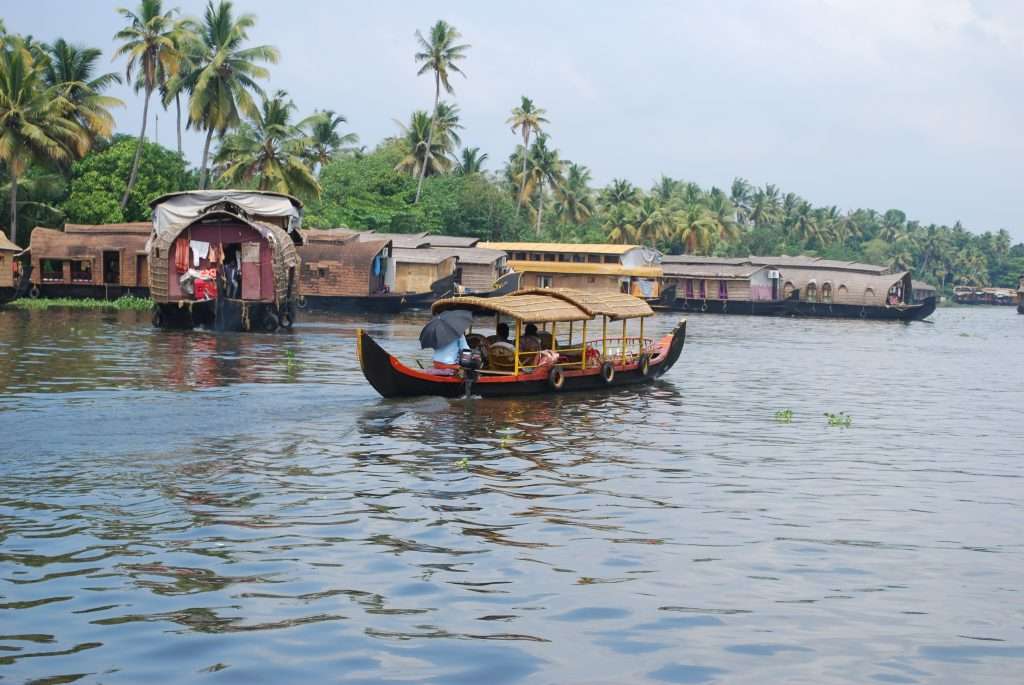 romaнtic boat sailing in Kerala, India
